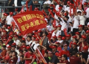 开运体育登录-球场上跌宕起伏，观众席响起欢呼声