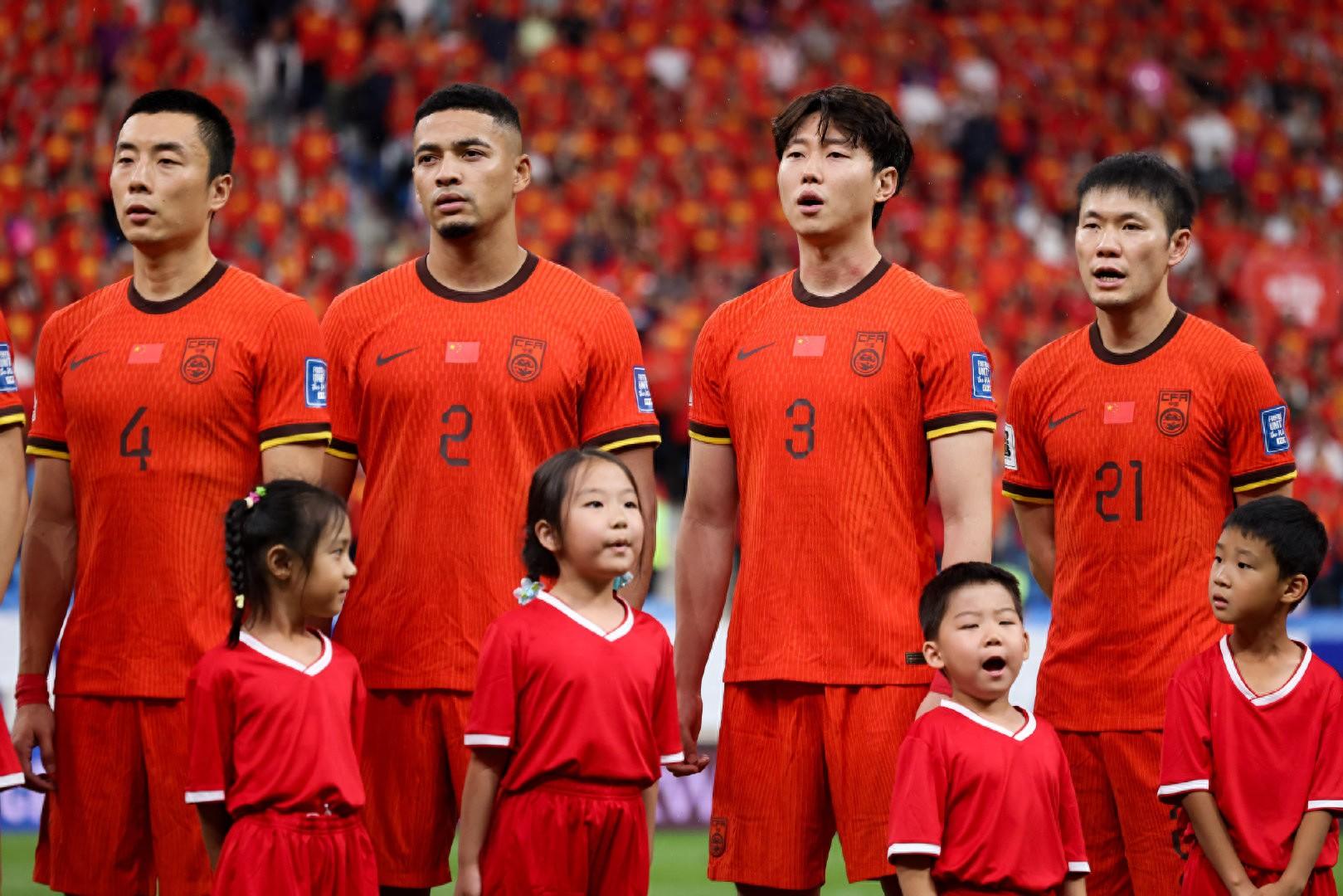 国足全队合力战胜对手，晋级国际赛决赛