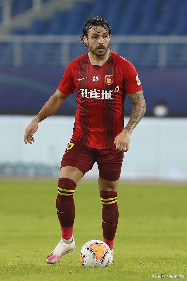 球队战术灵活多变，对手防线难以捉摸