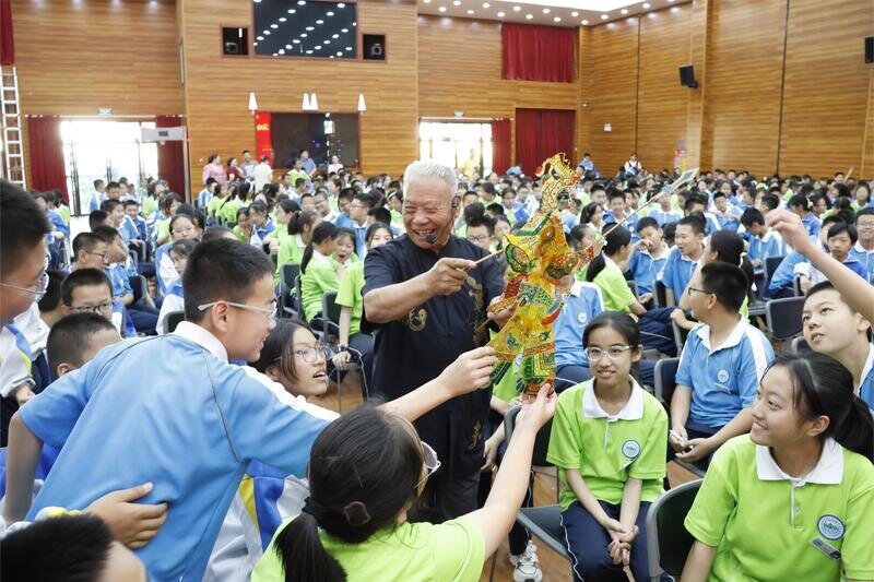 球场上跌宕起伏，观众席响起欢呼声