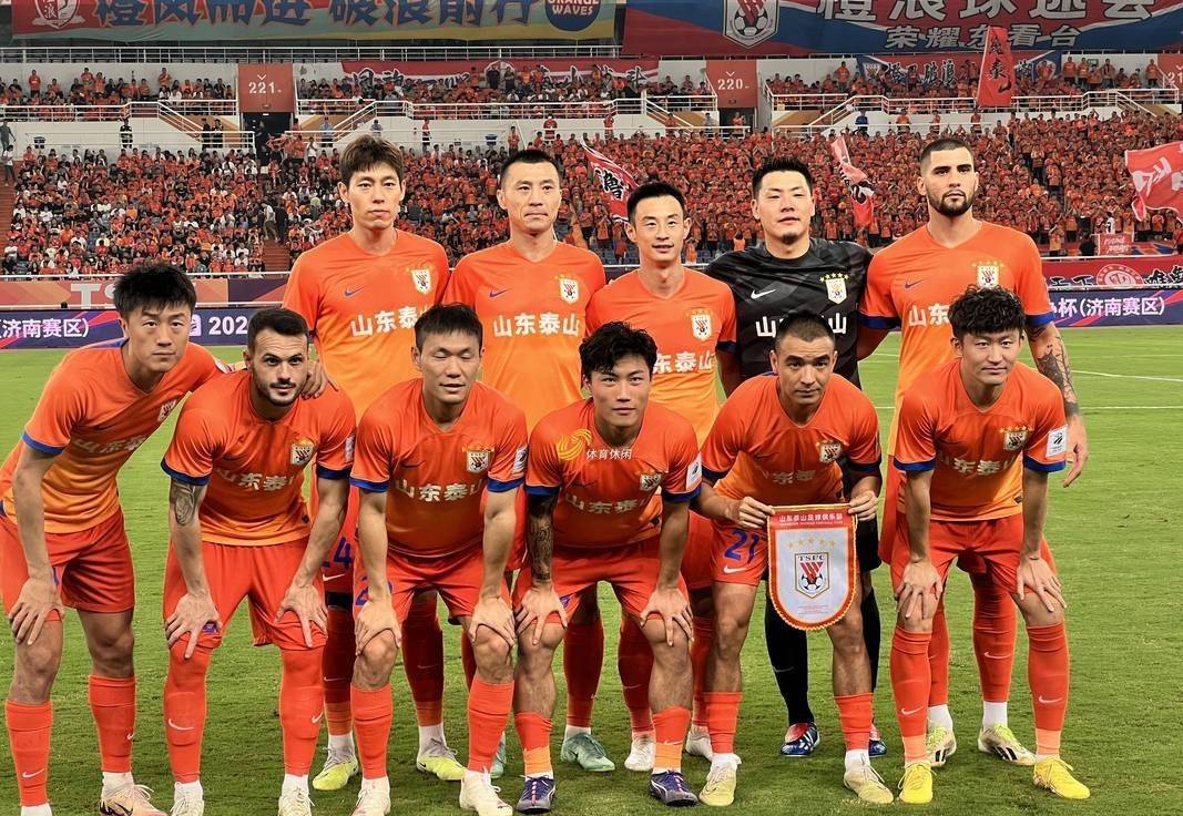 重庆斯威对阵山东鲁能，激烈角逐赛场瞬间的简单介绍