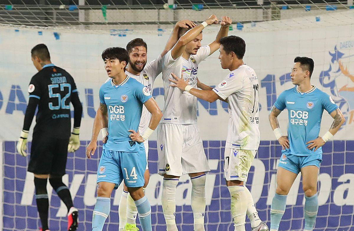 包含大邱FC球员失望离场，反思失利经验的词条