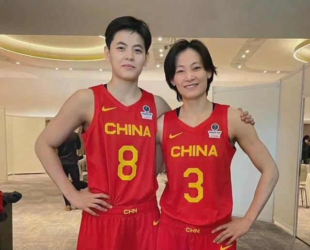 开云体育-姐妹连线！杨力维杨舒予合砍25分老将发力助队大胜(杨力维 杨舒予)