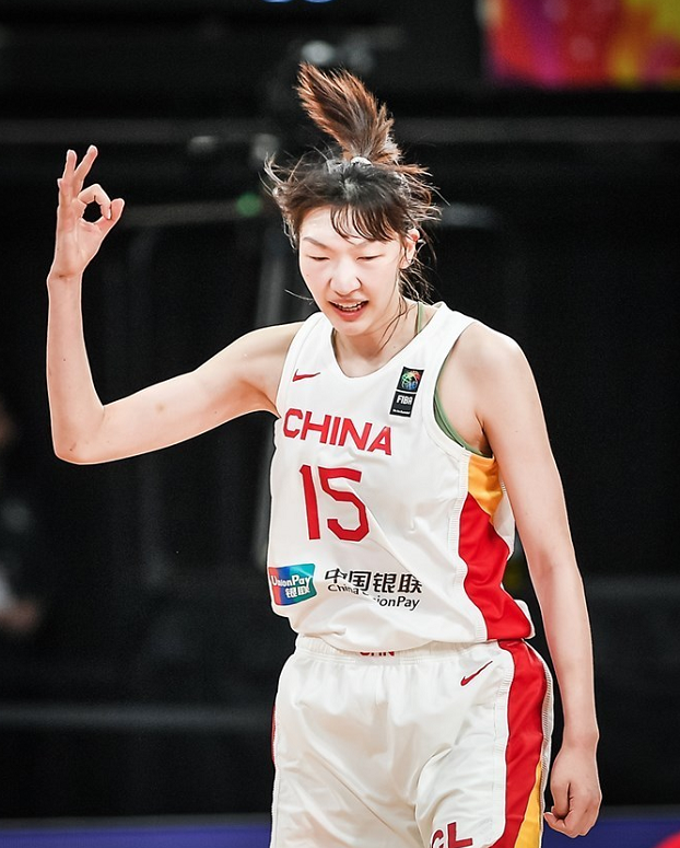 FIBA发布中国女篮写真张子宇韩旭搞怪(女篮球员张子宇)
