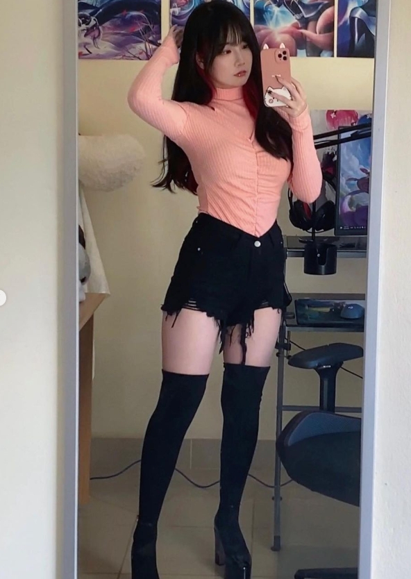 解说Kitty晒照：采访了十一位选手，今年的赛程还有复活甲呢(5000台湾人去柬埔寨)