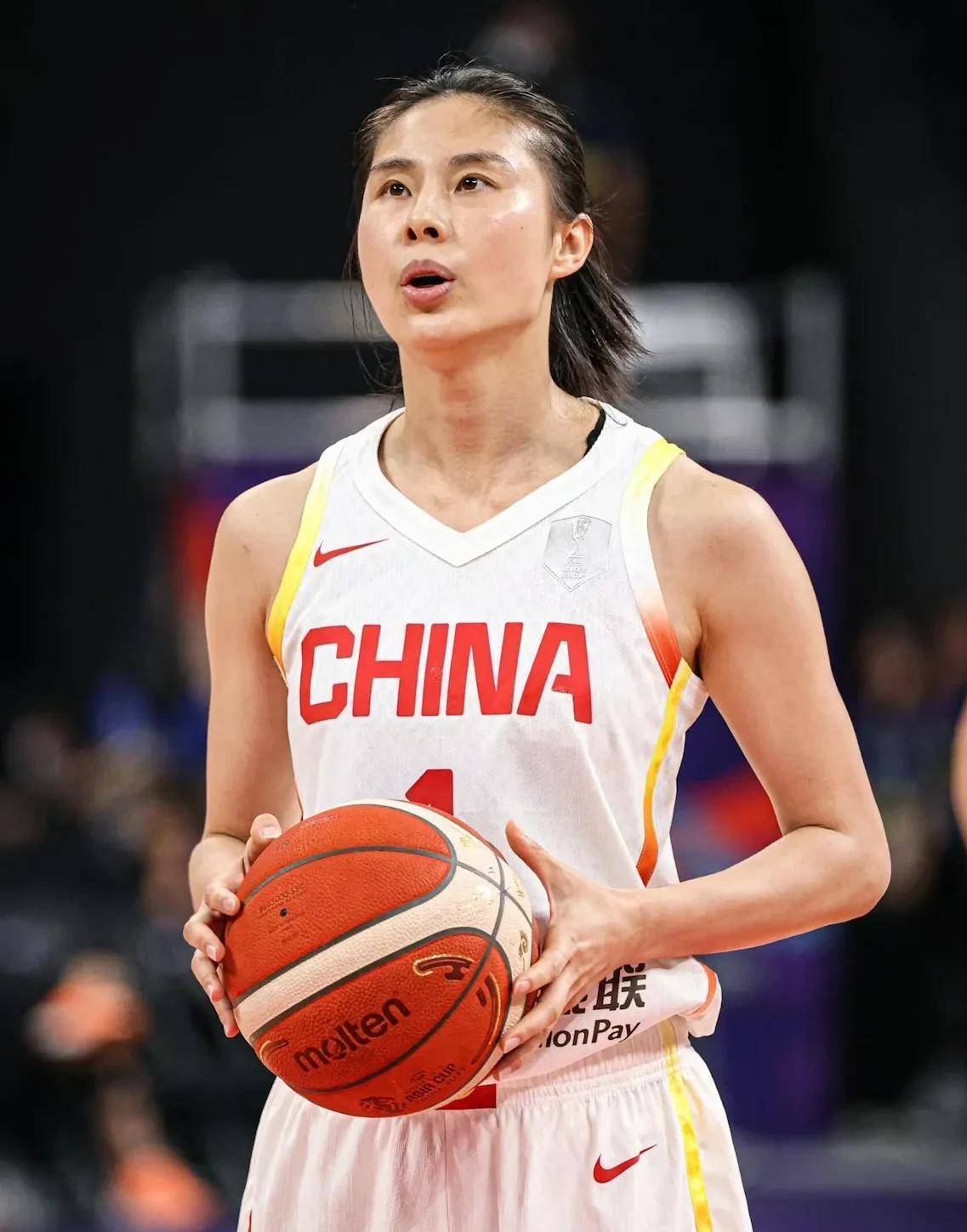 包含颁奖仪式：中国女篮领铜牌全队严肃杨舒予王思雨等多人难过落泪的词条