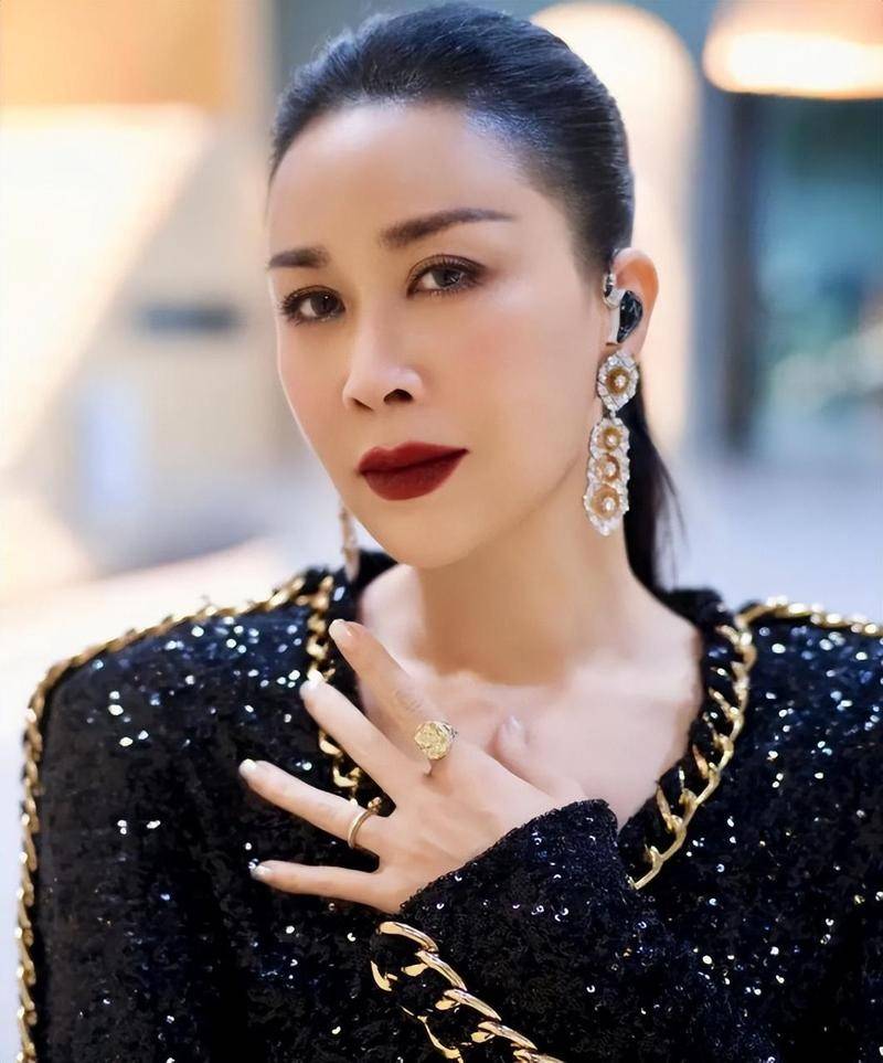 那个让那英“未婚生子”的前国脚高峰，20年后现在过得怎么样？的简单介绍